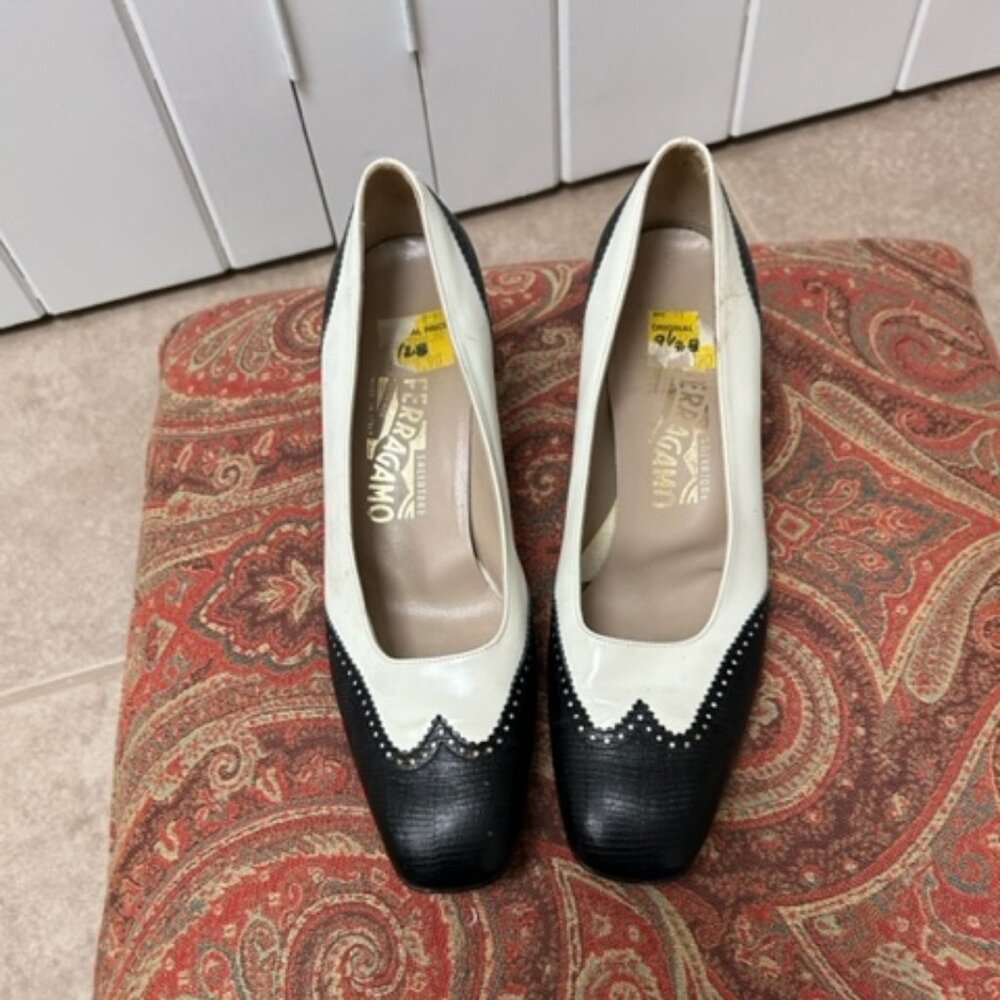 Vintage Salvatore Ferragamo white/black spectator pumps, size 9 1/2 B